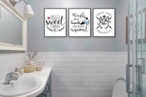 Art and wall accents improve visuals in bathroom decor