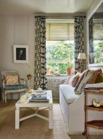 Curtains enhance the decor in small living rooms